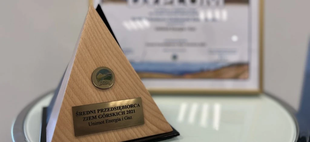 Emblemat nagrody dla Średniego Przedsiębiorcy Górskiego KMZG 2021, przedstawiony przez Unimot Energia i Gaz.