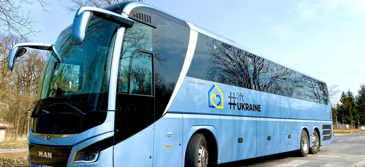 Autobus turystyczny marki MAN z Ukrainy o modelu PZ 903VT Lion's Coach. Pojazd jest wyposażony w wycieraczki przedniej szyby do obsługi transportu publicznego.