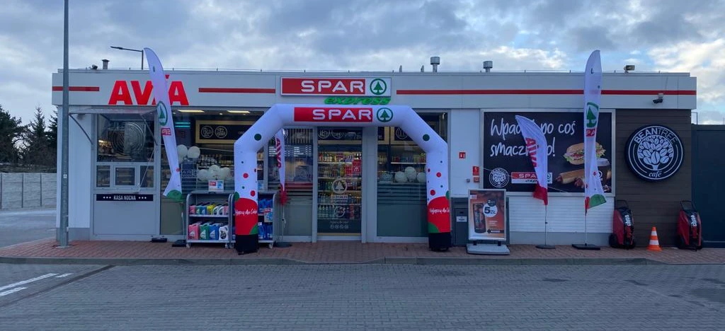 Zatankuj w stacji paliw SPAR express, która oferuje różne rodzaje benzyny. Odwiedź naszą dogodną lokalizację, aby zadbać o samochód i delektować się szybkim przegryzieniem w naszej kawiarni. #SPAR #paliwo #opiekansamochodowa