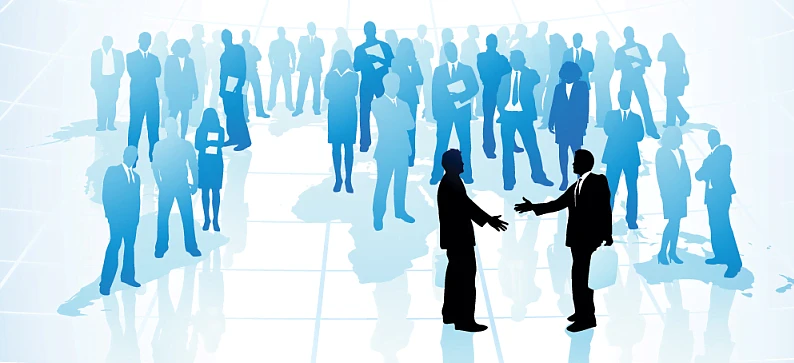 Różnorodna grupa ludzi współpracujących przy projekcie naukowym. Obraz przekazuje koncepcję zarządzania i pracy zespołowej w ruchliwym i produktywnym środowisku.