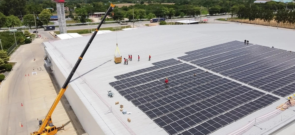 Konstrukcja ramy stalowej z panelami fotowoltaicznymi, przedstawiająca budowę systemu zasilania słonecznego. Wykorzystanie energii ze słońca do generowania zrównoważonej energii.