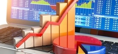 Handlowiec analizujący plan handlu technologią na programie komputerowym wyświetlanym na monitorze. Fachowo zaprojektowany diagram dla efektywnych strategii handlowych.