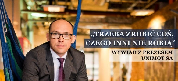 Osoba prowadząca interesy w krawacie przed plakatem reklamującym publikację magazynu. Grafika z napisem "Musisz robić coś, czego inni nie robią". Wywiad z prezesem UNIMOT SA zamieszczony w magazynie Equity.