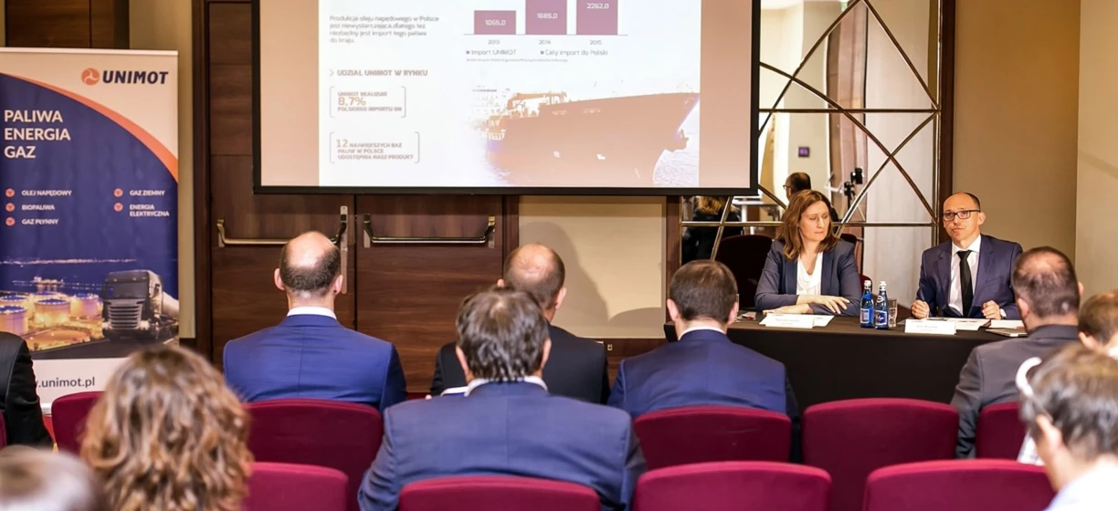 Polska Firma Paliwowa i Energetyczna UNIMOT prezentuje swoje produkty na wydarzeniu. Zapoznaj się z ich ofertą paliw, olejów i biopaliw. Branding i interaktywne prezentacje zachęcają do aktywności uczestników.