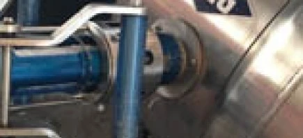 Maszyna stalowa z cylindrami i rurami wykonanymi z aluminium i tytanu, używana do przetwarzania LNG.