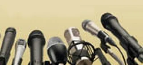 Zespół muzyczny występujący z bębnami i mikrofonami na scenie w UNIMOT GAZ. Muzycy grają różne instrumenty perkusyjne podczas występu na żywo.