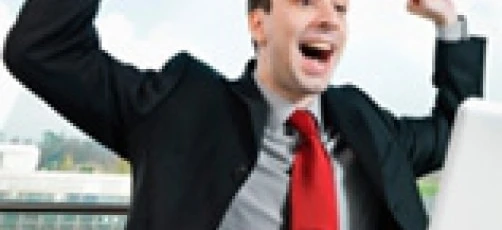 Pracownik biurowy korzystający z komputera osobistego. Technologia i sprzęt komputerowy są niezbędnymi narzędziami dla pracowników umysłowych w biurze.