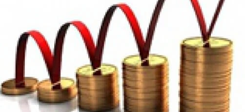 Zbliżenie różnych walut i monet rozrzuconych na stole, reprezentujących obsługę pieniędzy i finansów. Różne waluty z różnych krajów, w tym banknoty i monety.