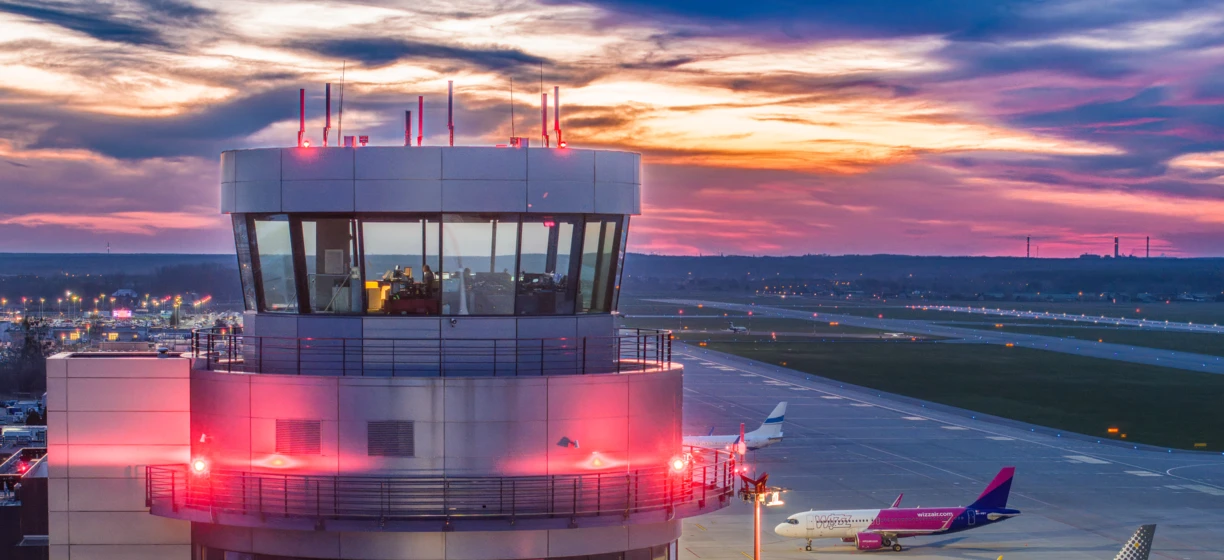 Samolot linii Vueling toczy się po pasie startowym na lotnisku, gotowy do startu. Inżynieria lotnicza w akcji. #podróżesamolotowe #lotnictwo