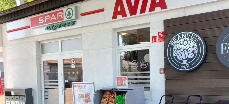 Obraz pojazdu typu sport utility z logo SPAR na środku felgi, pokazujący system kół samochodowych oraz bieżnik. Tylnie i stopowe światło, drzwi samochodu oraz scena parkowania w tle. Słowa kluczowe: SPAR, ekspres, ochrona przed ogniem, AVÍA, pielęgnacja opon.