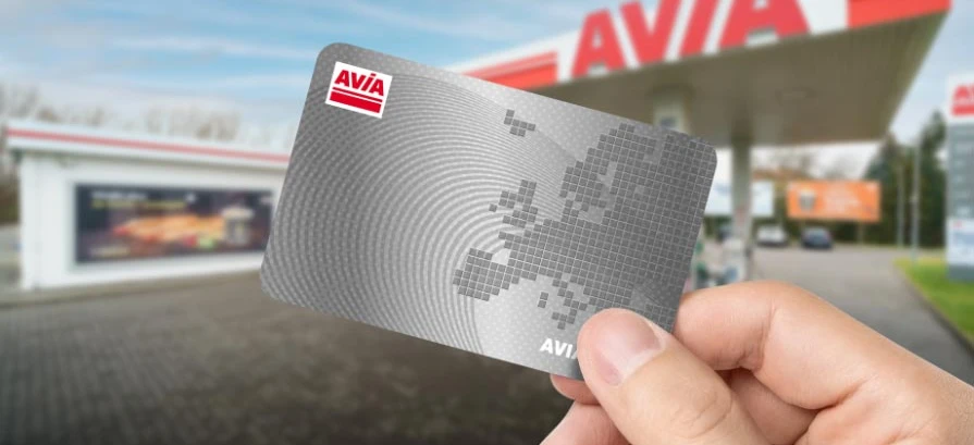 Eleganckie i nowoczesne logo AVIA wyświetlane na znaku z wytłoczonymi grafikami. Doskonałe do projektów reklamowych i graficznych.