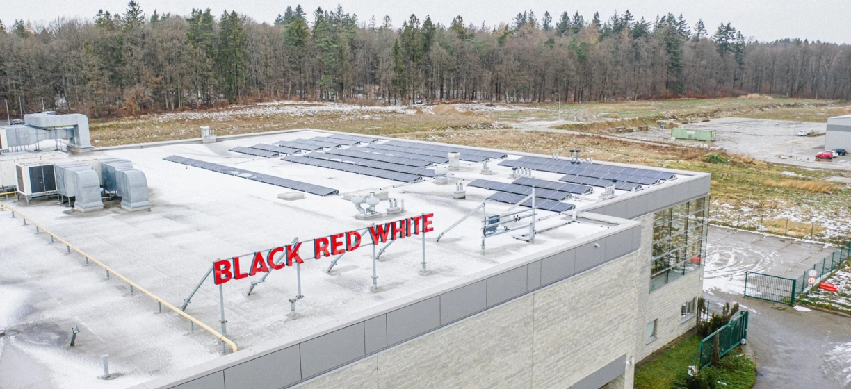 Alternatywny tekst: Zimowy krajobraz z mrozem pokrywający stalowe materiały budowlane od BLACK RED WHITE w kolorach czarnym, czerwonym i białym.