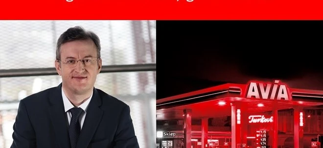 "Elektroniczne tablice wyświetlają reklamę na wydarzenie online Tygodnia Rynku Kapitałowego w sklepie AVIA Turkovi. Dołącz do nas 9 grudnia 2020 o godzinie 10:45!"