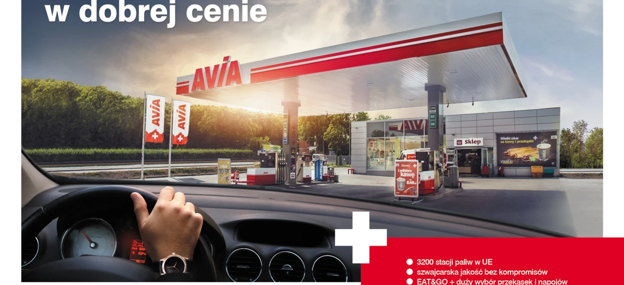 Reklama stacji benzynowych AVIA oferująca wysokiej jakości paliwo w atrakcyjnej cenie, ze szczególnym uwzględnieniem kawy i przekąsek. Polski tekst promujący markę i jej oferty.