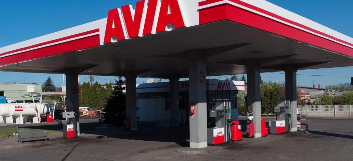 Samochód tankuje na stacji benzynowej AVIA z gazem AVIAGaz LPG, z widokiem na lusterko boczne i lusterko wsteczne. Słowa kluczowe: Paliwo, drzwi samochodu, SD Eibar.