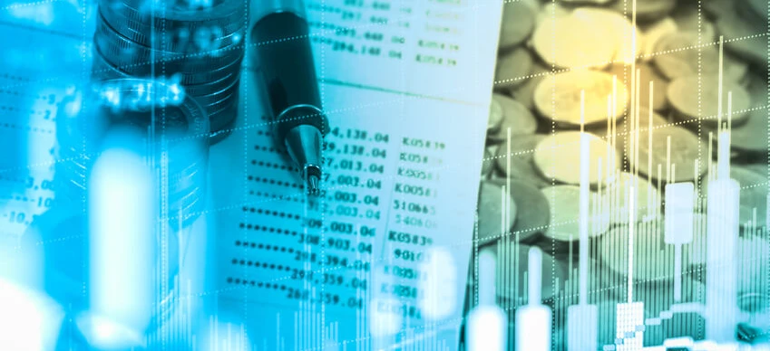 Przestrzeń biurowa z różnymi urządzeniami elektronicznymi i graficznymi planami rozłożonymi na biurku. Zdjęcie technologii i inżynierii telekomunikacji w akcji.