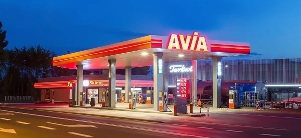 Elektroniczne oznakowanie na stacji paliw AVIA reklamuje benzynę i inne produkty. Sklep dostępny dla wygody w Turkovi, SD Eibar.