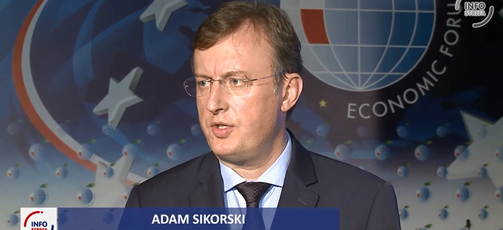 Mężczyzna w eleganckim ubraniu ze szkłami i mikrofonem na czole, przemawiający jako rzecznik podczas Forum Ekonomicznego. Adam Sikorski, Przewodniczący Rady Nadzorczej UNIMOT S.A.