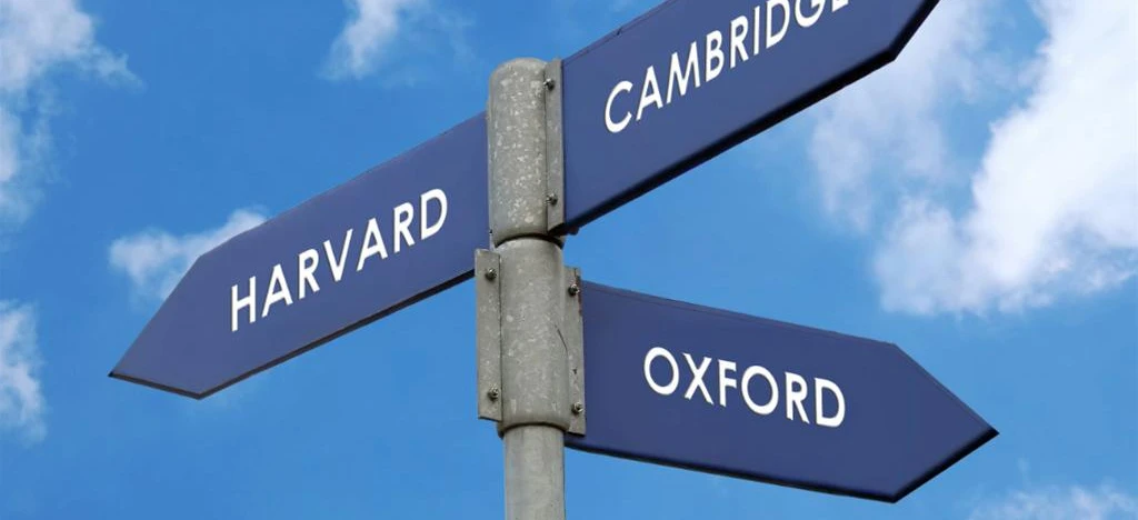 Tablica uliczna w kolorze niebieskim z napisem "HARVARD" w Cambridge. Cambridge Audio prezentuje prestiżowe uniwersytety w nowoczesnym designie.