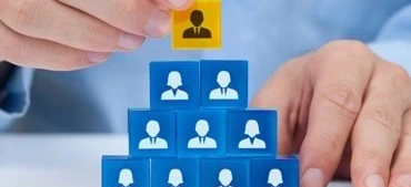 Symboliczne przedstawienie skutecznego zarządzania. Abstrakcyjny obraz przedstawiający siłę i kontrolę.