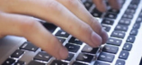 Osoba pisząca na komputerowej klawiaturze palcami, podstawowe urządzenie wejściowe do sprzętu biurowego. Zwiększ swoją produktywność dzięki temu elektronicznemu urządzeniu peryferyjnemu.