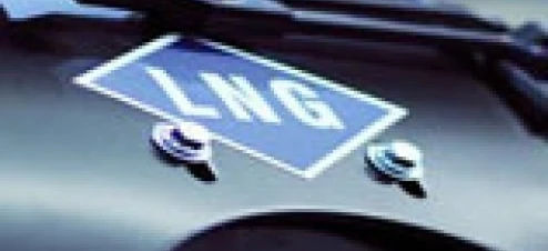 Klasyczny samochód z logiem na masce jest mierzony za pomocą miernika. To zestaw sportowego samochodu w trakcie realizacji.