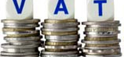 Dłoń trzymająca stos monet i banknotów, reprezentująca obchodzenie się z pieniędzmi i oszczędzanie na wydatki związane z VAT. Gotówka, waluta, nikiel.