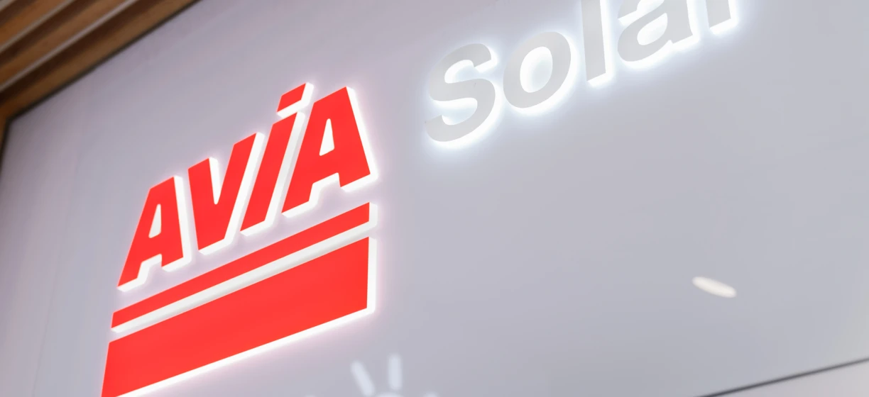 Zewnętrzny widok siedziby SD Eibar z reklamą AVIA Solar. AVIA Solar jest wyraźnie widoczna na budynku.