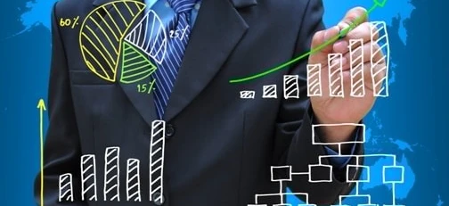 Pracownik umysłowy w stroju formalnym z krawatem, planujący strategie biznesowe i analizujący projekty graficzne na stanowisko menedżerskie.