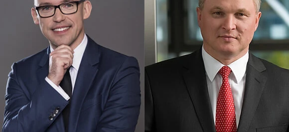 Mężczyzna w okularach i formalnym ubiorze poprawiający kołnierzyk, prezentujący stylowy wygląd. Okulistyka i moda łączą się harmonijnie w tej nowoczesnej fotografii.