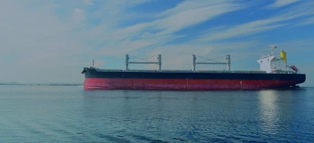 Duży statek towarowy pływający przez wodę z przewożonym ładunkiem ciekłym.