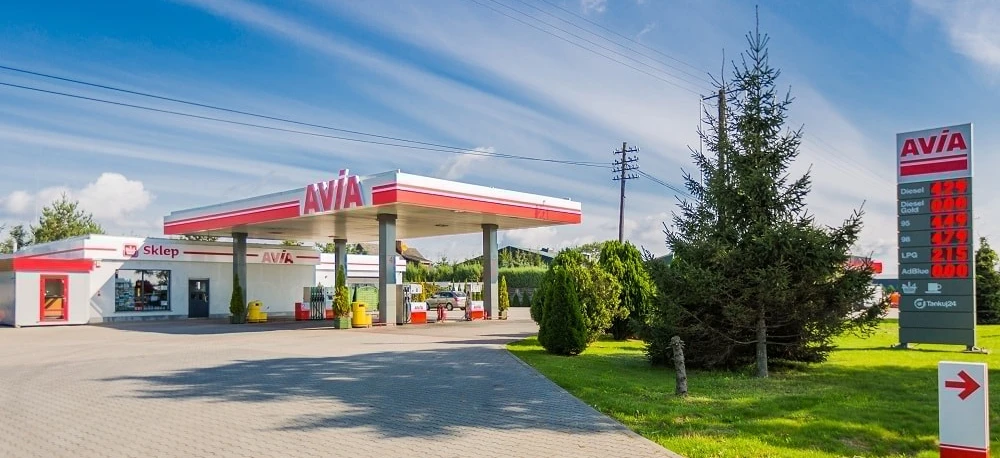 Zewnętrzna część stacji paliw AVIA z opcją diesla i LPG. Sklep dostępny dla wygody. Zatankuj w Tanku24 łatwo.