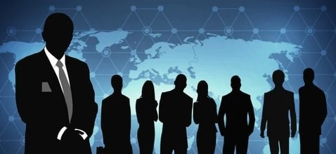 Grupa specjalistów branży biznesowej współpracujących podczas spotkania w firmie. Pracownicy umysłowi angażujący się w dyskusje dotyczące zarządzania.