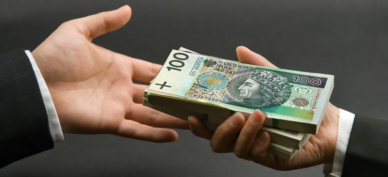 Polski banknot przedstawiający 100 złotych, z intricately wzorem i tekstem w języku polskim. Symbol zarządzania pieniędzmi i oszczędzania.