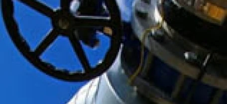 Zbliżenie zdjęcia metalowej rury obrabianej narzędziem cylindrycznym. Proces inżynieryjny polega na kształtowaniu stali, aluminium i tytanu w celu stworzenia precyzyjnych części dla teleskopu.