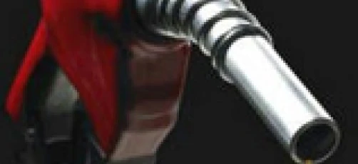 Fotografia martwej natury przedstawiająca czerwoną dystrybutor paliwa z dyszą i kranem. Sprzęt gospodarstwa domowego z benzyną dla najlepszych praktyk SEO.