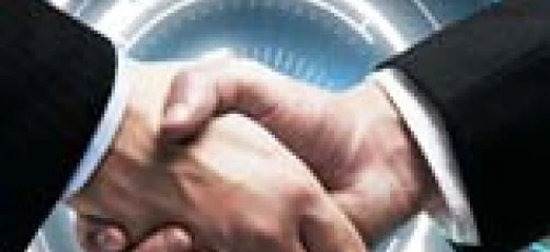 Symboliczny uścisk dłoni między dwiema rękami, symbolizujący współpracę i zarządzanie w dziedzinie projektowania graficznego.