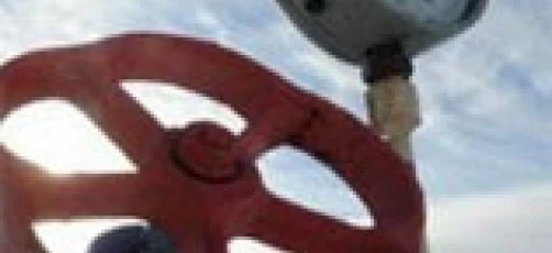 Zbliżone zdjęcie przyrządu pomiarowego z miarką, wykonane z materiałów stalowych i aluminiowych.