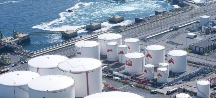 Szkicownik na potrzeby logistyki w fabryce przemysłowej z marką AVIA. Ten obraz prezentuje infrastrukturę elektrowni oraz przemysłowe rury.