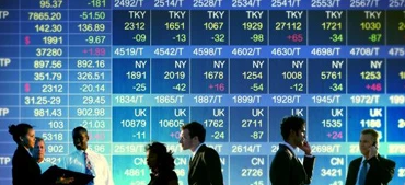 Obraz biznesmena wygłaszającego prezentację za pomocą elektronicznej tablicy informacyjnej na konwencji. Publiczność jest zaangażowana w urządzenie multimedialne. Słowa kluczowe: technologia, reklama, biznesmen, multimedia, publiczność.