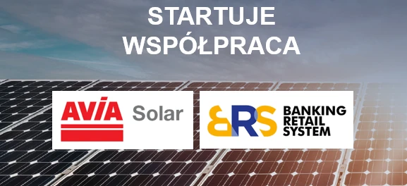 Tablica reklamowa promująca współpracę z AVÍA Solar, RS Banking, Retail System i SD Eibar. Startuje oznacza start po polsku.