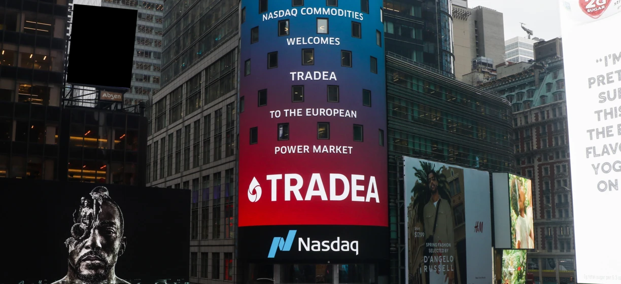 Elektroniczne ekrany na wieżowcu handlowym w obszarze metropolitalnym wyświetlają reklamy Starbucks, towarów NASDAQ oraz inne. Baner na wieżowcu zawiera loga i tekst, w tym "2G całkowitego cukru" i "Wiosenna moda wybrana przez D'Angelo".