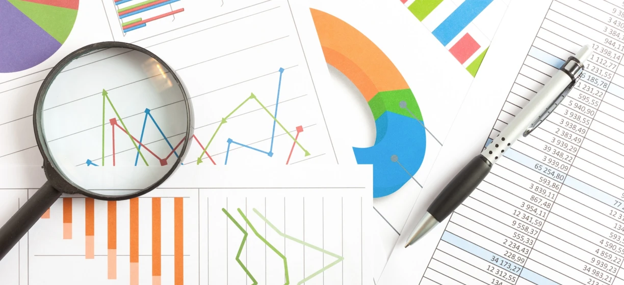 Szczegółowy diagram projektu graficznego przedstawiający różne akcesoria biurowe i przybory do pisania ułożone w strukturalną kolumnę. Kreatywny i zorganizowany dokument planu dla projektu naukowego lub prezentacji zawodowej.