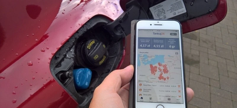 Samochód sportowy z elegancką sylwetką, wyposażony w drzwi samochodowe, przednią szybę oraz światło tylne i hamulcowe. Telefon komórkowy podłączony do pojazdu elektrycznego w celach FIDE i ITO.