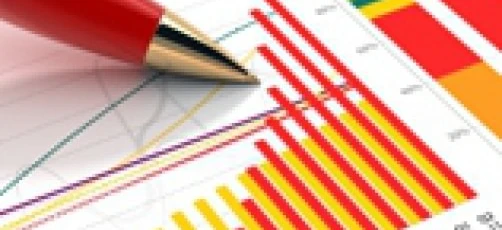 Czerwone artykuły biurowe, w tym przybory do pisania i artykuły biurowe, ułożone na biurku, idealne do organizowania swojej fabuły. #LLL #niezbędnikiwbiorze