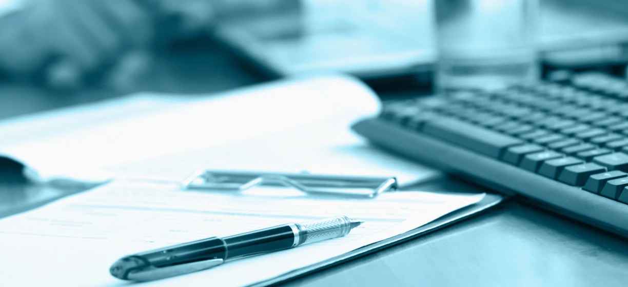 Assortment oficjalnych akcesoriów, w tym urządzeń elektronicznych, urządzeń wejścia i artykułów biurowych na biurku. Zachowaj porządek i funkcjonalność w miejscu pracy dzięki tym niezbędnym produktom.