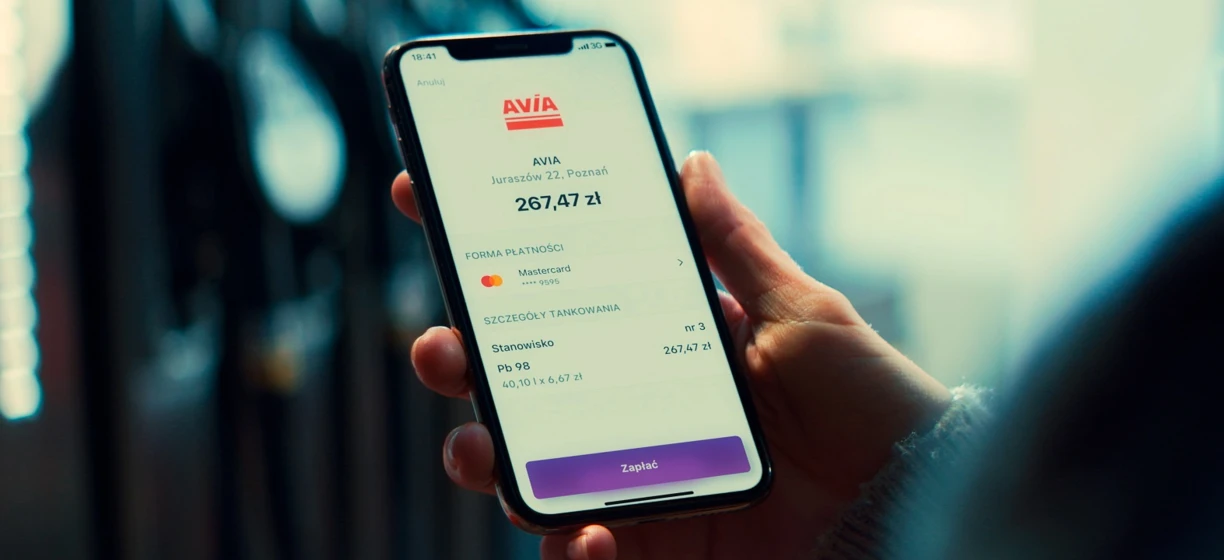Telefon komórkowy wyświetlający szczegóły płatności na stacji benzynowej. Urządzenie komunikacyjne z technologią do transakcji. Godzina: 18:41, Kwota całkowita: 267,47 zł.
