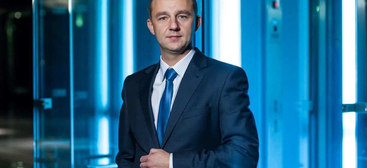 Przedstawiciel biznesu w eleganckim ubraniu, stojący w marynarce, płaszczu, koszuli i krawacie. Pracownik umysłowy w stylowym garniturze.