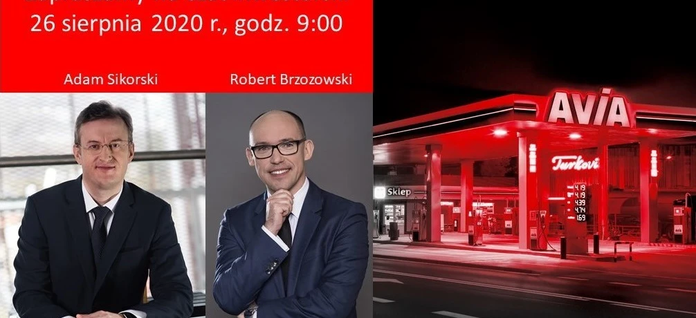 Elektroniczne tablice reklamowe na stacji paliw wyświetlające "Zapraszamy na czat inwestorski" z szczegółami spotkania 26 sierpnia 2020 o godzinie 9:00. Uczestnicy obejmują Adama Sikorskiego, Roberta Brzozowskiego oraz firmę AVIA.