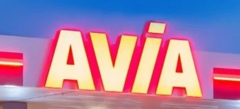 Logo AVIA wyświetlany na elektronicznym znaku dla reklamy SD Eibar. Wyraźny znak z marką AVIA.